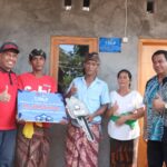 Ajak Masyarakat Buleleng Saling Berbagi, PJ Bupati Buleleng dan Dirut Serahkan TJSLP Bantuan RTLH di Desa Joanyar